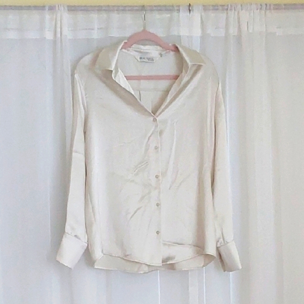 NWOT Beautiful Cream Button-Up Blouse Size M